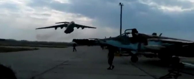 Copertina di Russia, folle volo a bassissima quota di un cargo che sfiora jet e piloti della base militare