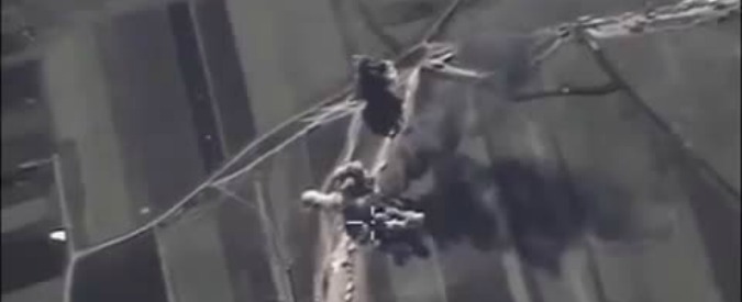 Copertina di Mosca, “il petrolio dell’Isis verso la Turchia”: la Russia mostra il video dei raid contro le cisterne