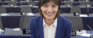 Copertina di Lara Comi, l’europarlamentare di FI: “Un selfie con il mio libro per uno stage al Parlamento Ue”