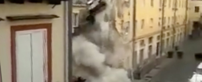 Copertina di Crolli all’Università di Napoli, i vicini: “Già questa notte sentivamo il letto muoversi”