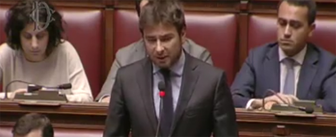 Copertina di Banca Etruria, Di Battista: “Ministro Boschi ha conflitto d’interessi grande come un istituto di credito”