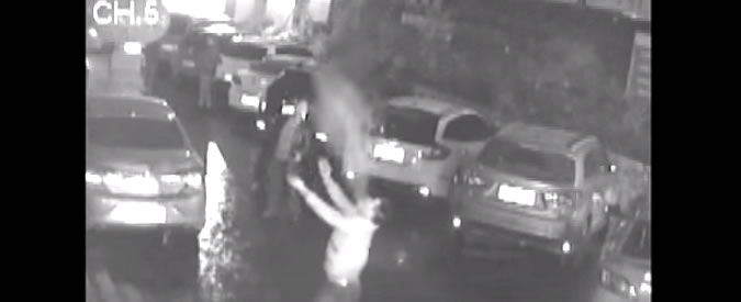 Copertina di Cina, donna cade dell’11esimo piano e un passante cerca di prenderla al volo: il video del gesto eroico