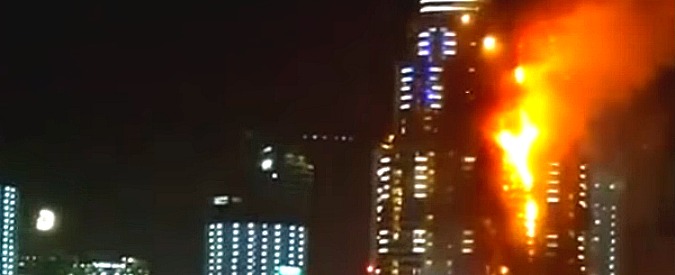 Copertina di Dubai, grattacielo in fiamme durante i preparativi per il Capodanno. Folla in fuga