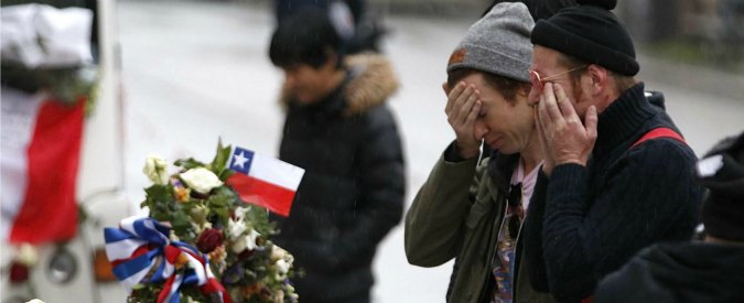 Copertina di Parigi, gli Eagles of Death Metal tornano al Bataclan: lacrime e fiori davanti al teatro (FOTO)