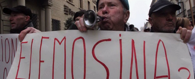 Copertina di Salva banche, la protesta dei risparmiatori truffati ad Arezzo: al grido di “ladri ladri” cercano di forzare ingresso dell’Etruria