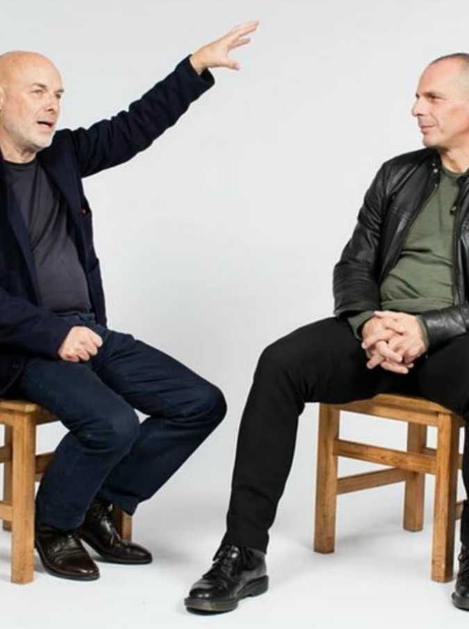 Brian Eno e Yanis Varoufakis, quando due amici s’incontrano per parlare di arte ed economia: tra ritorno del vinile e reddito minimo