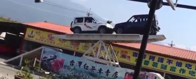 Copertina di Fiato sospeso: il gioco di equilibrio tra due fuoristrada. Il video è da brividi