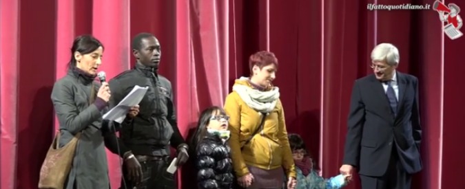 Copertina di Torino, interrotta la prima di Roberto Bolle. Famiglia di sfrattati sul palco