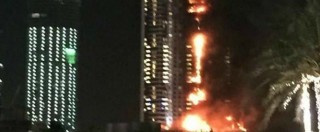 Copertina di Dubai, grattacielo-hotel a fuoco durante i preparativi dello show pirotecnico di Capodanno