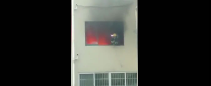 Copertina di Cina, incendio in un palazzo: pompiere avvolto dalle fiamme si getta dalla finestra e si salva