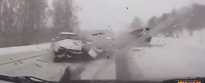 Copertina di Automobile perde il controllo su strada innevata e tampona un Suv: l’impatto è violentissimo