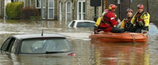 Copertina di Uk: “Le peggiori inondazioni degli ultimi 70 anni”. Tornado e alluvioni negli Usa: 43 morti