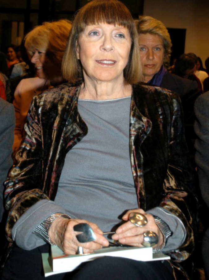 Krizia morta a 90 anni. La carriera dalla sartoria a Milano alle maglie indossate da Lady Diana