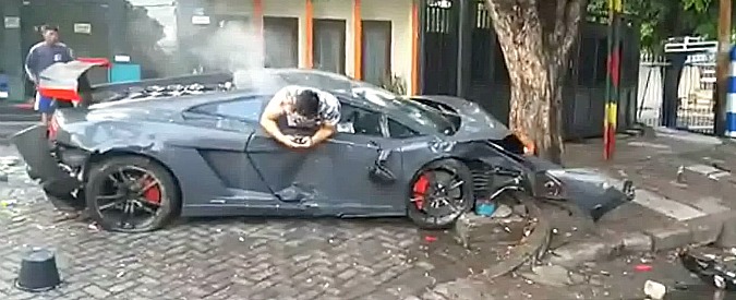 Copertina di Lamborghini, in Indonesia folle gara sulle strade. Ma l’azzardo finisce in tragedia