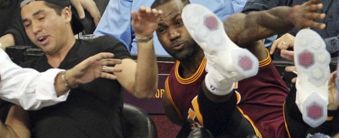 Copertina di Basket, LeBron James frana sul pubblico e manda una tifosa all’ospedale