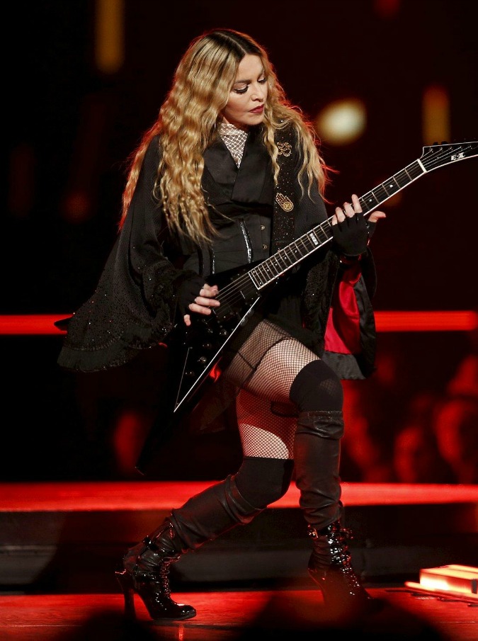 Madonna su Twitter: “Una settimana che litigo con FedEx perché non credono che sia davvero io”