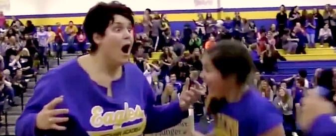 Copertina di Che canestro, mamma! Tiro incredibile fa impazzire di gioia madre e figlia: “Beneficenza”