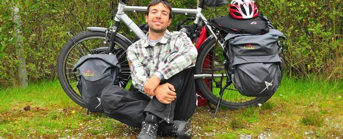 Copertina di “Cercavo il senso della vita, e in ufficio non l’avrei mai trovato. Così sono partito per il giro del mondo in bici”