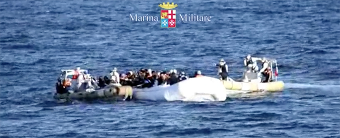 Copertina di Migranti, sbarchi anche a Natale: Marina militare salva 200 persone a bordo di due gommoni. Un morto