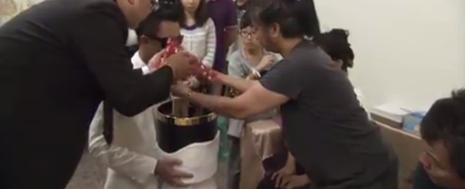 Copertina di Taiwan, la futura sposa muore e lui decidere di celebrare le nozze con l’urna contenente le ceneri