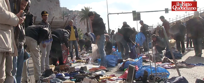 Copertina di Genova, le bancarelle abusive degli ambulanti diventano un mercatino di Natale cool e low cost