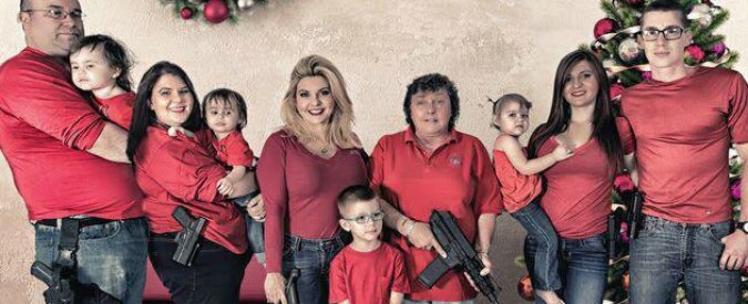 Copertina di Strage in California, la cartolina di Buon Natale della deputata del Nevada: foto con tutta la famiglia armata