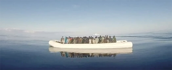 Copertina di Migranti, Guardia costiera sbarca 371 persone nel porto di Reggio Calabria