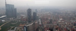 Copertina di Emergenza smog, a Milano Pm10 ancora oltre il limite: al via i blocchi. Grillo: “Morti in aumento. Governo spocchioso, se ne deve andare”