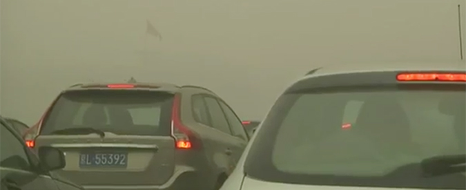 Copertina di Pechino nella morsa dello smog: voli aerei cancellati e appelli a rimanere a casa