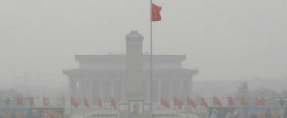 Copertina di Inquinamento Pechino, lo smog ha raggiunto livelli record: “Respirare l’aria è come fumare 1,5 sigarette all’ora” (FOTO)