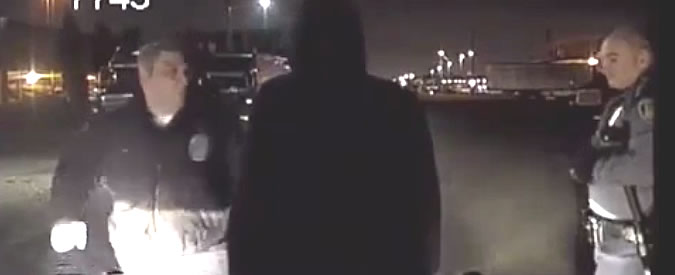 Copertina di Usa, poliziotto picchia un senzatetto: “Mi ha sputato”. Ma un video lo smentisce