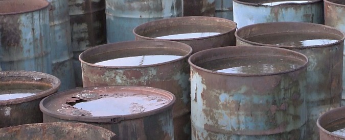 Copertina di Sicilia, dentro le discariche ‘dimenticate’ di Melilli. “Accessibili a chiunque, ma c’è di tutto”