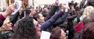 Copertina di “Mi chiamò il direttore della banca per investire…”. Salva banche, la rabbia in piazza: “Papà Boschi quanto ha perso?”