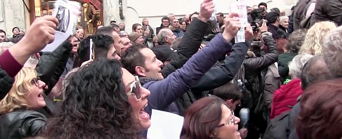 Copertina di “Mi chiamò il direttore della banca per investire…”. Salva banche, la rabbia in piazza: “Papà Boschi quanto ha perso?”