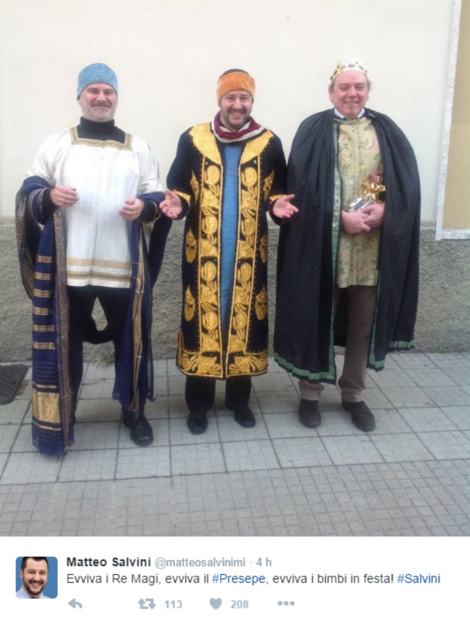 Matteo Salvini vestito da Re Magio nel presepe vivente della scuola della figlia e scatta l’ironia dei social (FOTO)