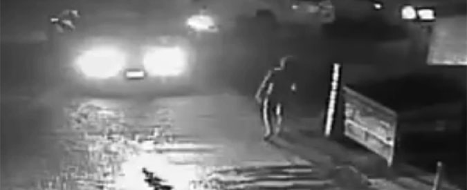 Copertina di Usa, a San Diego polizia spara a senzatetto perché stava brandendo una penna