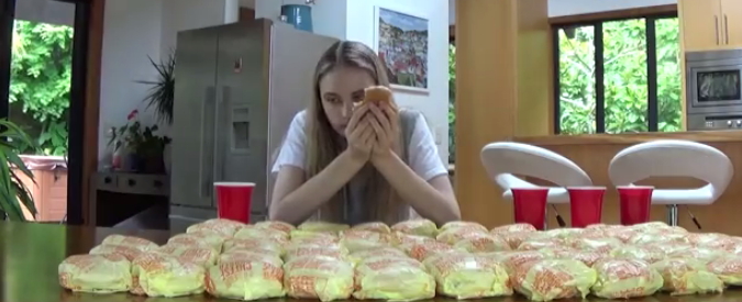 L’ex Miss Nela Zisser lancia una nuova sfida: divorare 100 cheeseburger