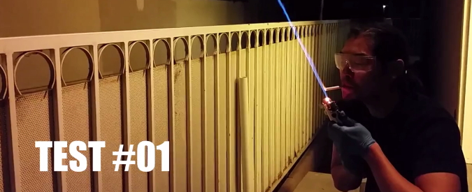 Star Wars mania: youtuber costruisce spada “laser” funzionante. L’effetto ‘speciale’ è impressionante