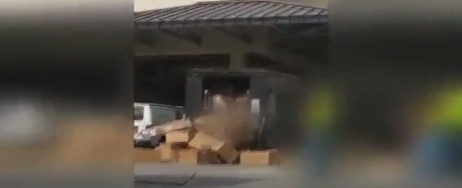 Copertina di Hawaii, il corriere perde la pazienza e getta a calci fuori dal furgone i pacchi di Natale