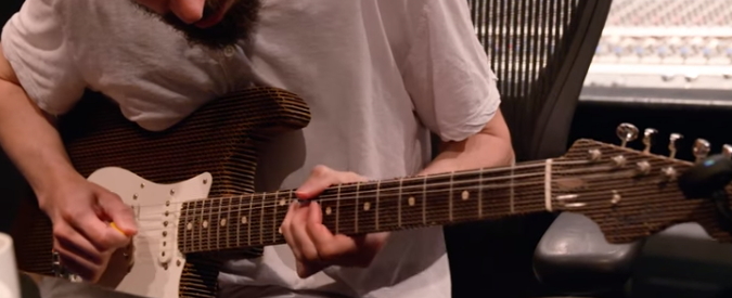 Una chitarra Fender tutta in cartone? Ecco come l’hanno costruita …e come suona