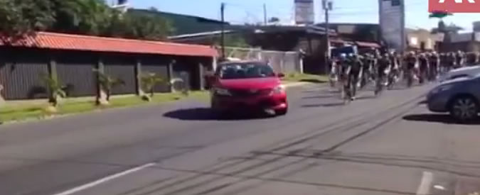 Copertina di Ciclismo, taxi fa manovra e travolge i corridori durante il Giro di Costa Rica