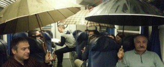 Copertina di ‘Ci scusiamo per il disagio’, dai ritardi infiniti alla pioggia nei vagoni: in un libro il racconto dell’Italia che viaggia in treno
