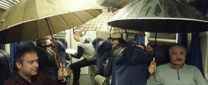 Copertina di ‘Ci scusiamo per il disagio’, dai ritardi infiniti alla pioggia nei vagoni: in un libro il racconto dell’Italia che viaggia in treno