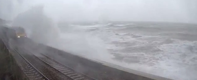 Copertina di Gran Bretagna, la tempesta Frank si abbatte sulla costa di Dawlish: il treno viene travolto dalle onde