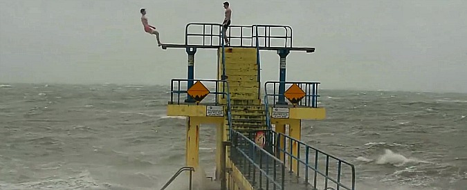 Copertina di Dal trampolino nel mare in tempesta. Mettono il video online, ma la Rete si arrabbia