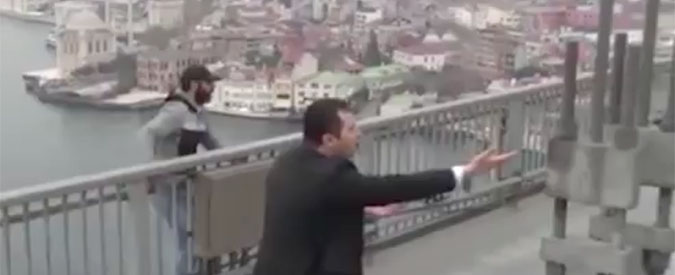 Copertina di Istanbul: tenta il suicidio dal ponte sul Bosforo, ma poi passa il corteo di Erdogan e l’uomo desiste