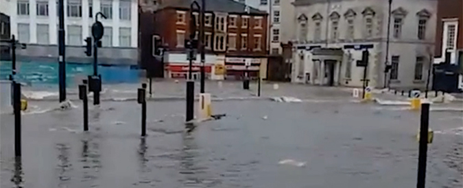 Copertina di Il Nord dell’Inghilterra è sott’acqua. Londra manda l’Esercito per far fronte alle inondazioni