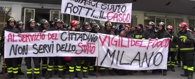 Copertina di Legge di Stabilità, la protesta dei Vigili del Fuoco: “Coi tagli previsti a rischio sicurezza”
