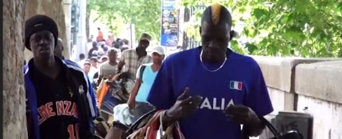 Copertina di Roma, il ponte degli abusivi: la battaglia quotidiana di un “vu’ cumprà”