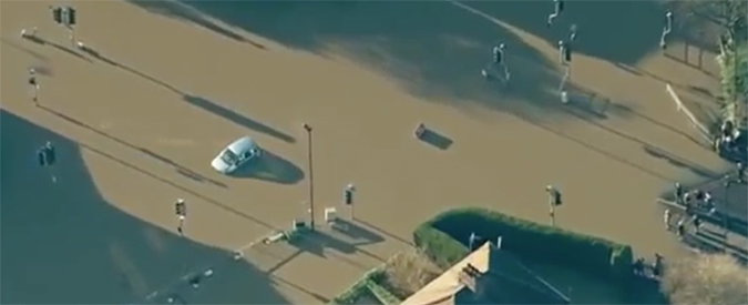Copertina di Maltempo in Inghilterra, York come Venezia: le strade si sono trasformate in canali